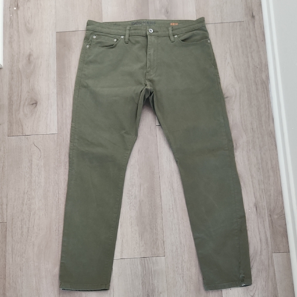 Dockers Alpha Khaki Supreme Flex Slim Fit Green Pants